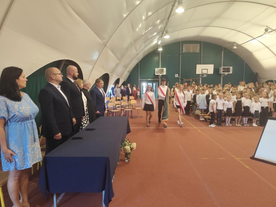 Nowy rok szkolny 2025/2026 rozpoczął się w Zespołach Szkolno-Przedszkolnych w Ruścu i Woli Wiązowej. Uroczyste akademie zgromadziły uczniów, nauczycieli i rodziców, a wójt Damian Szczytowski życzył wszystkim udanego roku pełnego nauki, pasji i sukcesów.