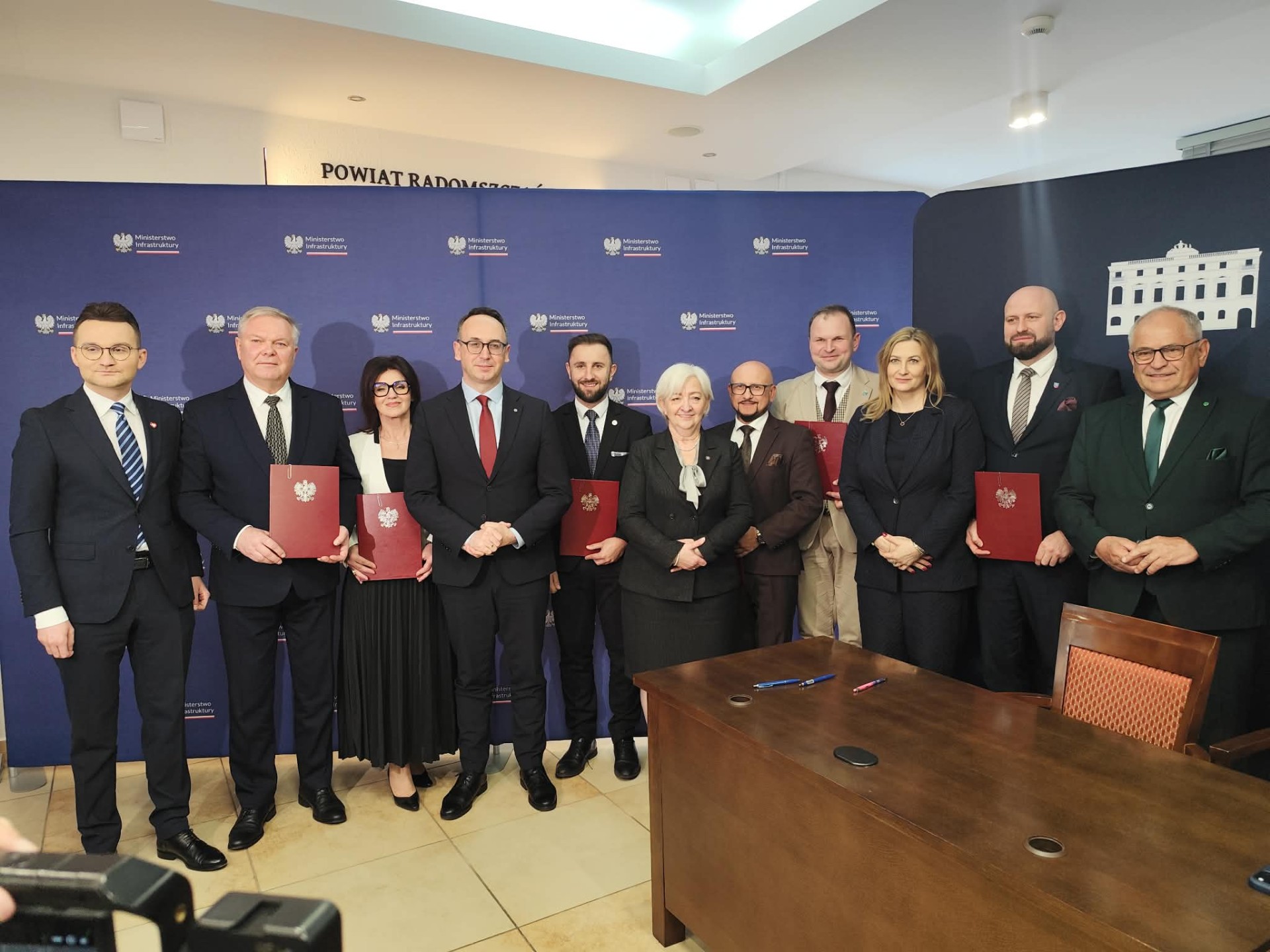 Podpisanie umowy na rozbudowę drogi w Antoninie