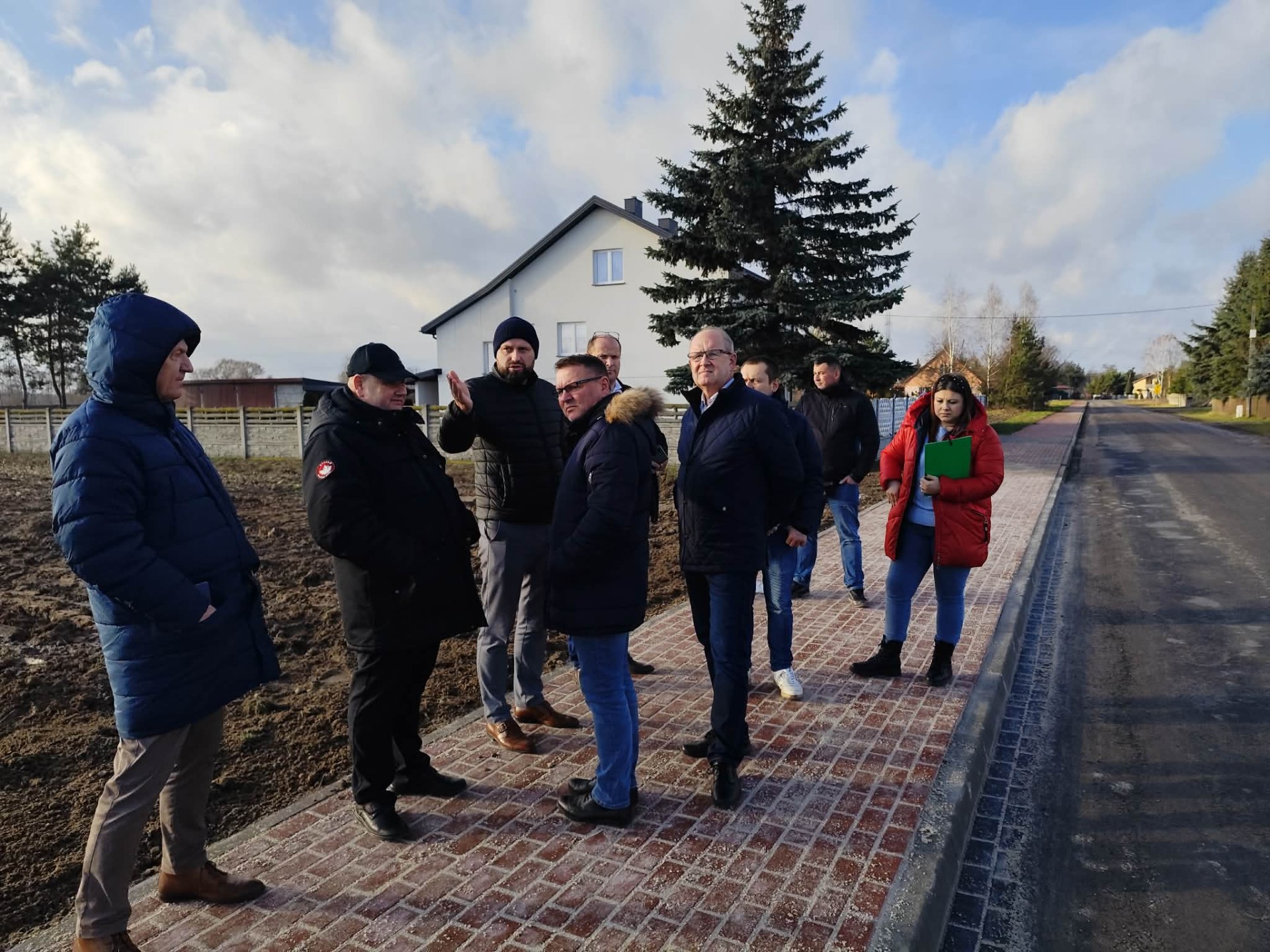 Budowa chodnika w Dąbrowie Rusieckiej zakończona
