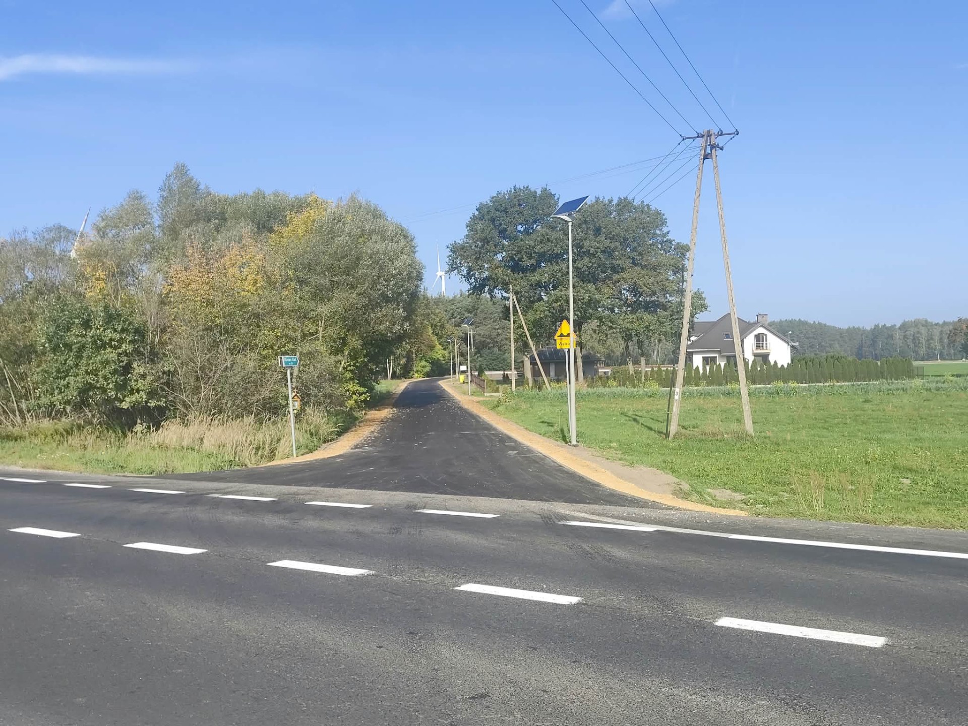 Droga z Dąbrowy Rusieckiej do DK74 wreszcie gotowa